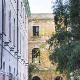I bracci che ospitano il mercato terminano su un muro che ne impedisce l�accesso: � la porzione dell�area rimasta intoccata dalle successive ristrutturazioni. La si riconosce per la presenza di uno stucco giallastro ormai in sgretolamento libero, che pure mantiene un certo ineffabile fascino